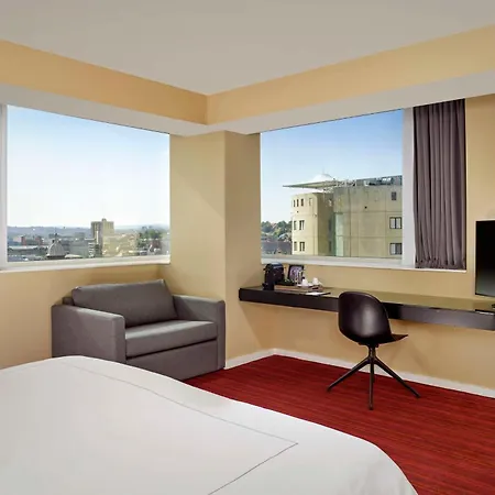 מלון Park Plaza 4*